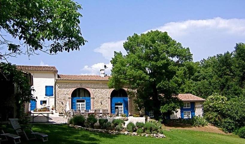 Location de vacances pour 6 personnes, avec Balcon et Terrasse ainsi que Jardin et Piscine à Cenne-Monestiés