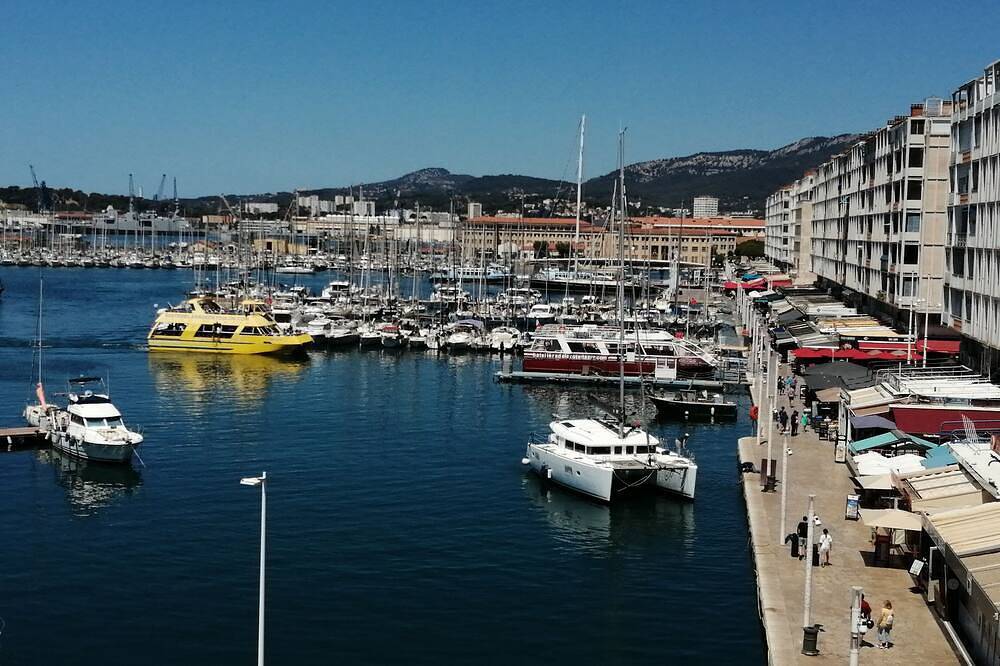 Ganze Wohnung, Sea view - T3 - 10 mn from station in Toulon, Toulon Region