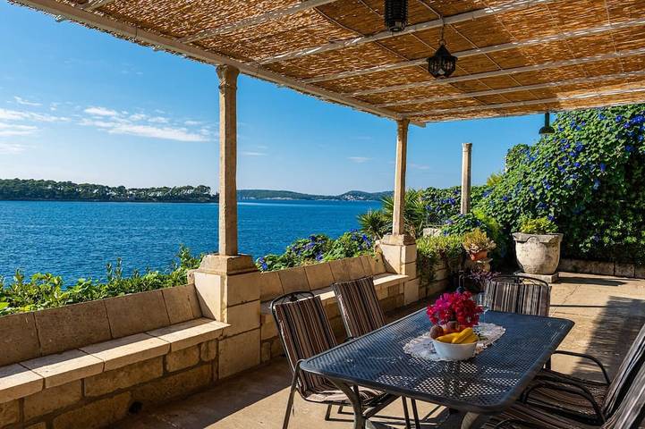 Villa pour 4 personnes, avec terrasse et jardin à Lozica