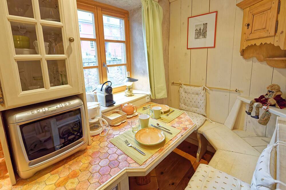 Ganze Wohnung, Zuflucht der Elfen***, Romantik Studio in der Stadtmauer von Riquewihr in Riquewihr, Regionaler Naturpark Belchen der Vogesen