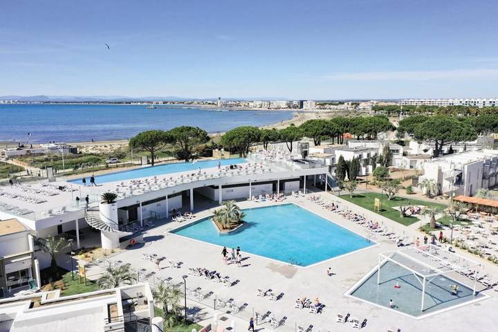 Hôtel pour 3 personnes, avec piscine et sauna ainsi que bassin pour enfant et jardin