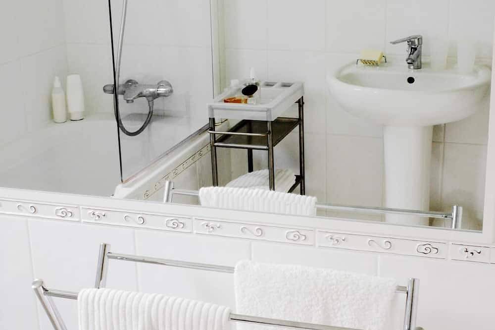 La Conciergerie-Casa-Confortable-Baño privado externo-Vista al Jardín in Jurançon, Béarn