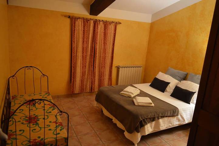 Mas  familiale en Provence sur vignoble avec piscine au charme authentique in Mondragon, Vaucluse