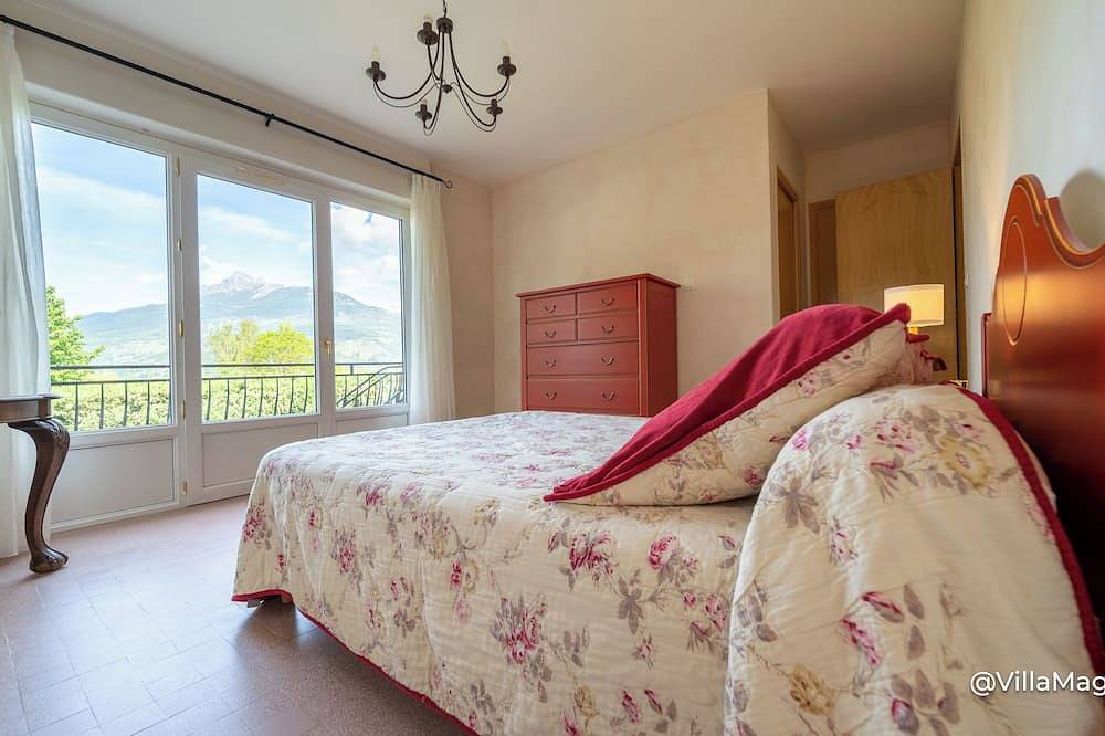 Villa with outbuildings close to the lake and shops. in Savines-le-Lac, Écrins National Park