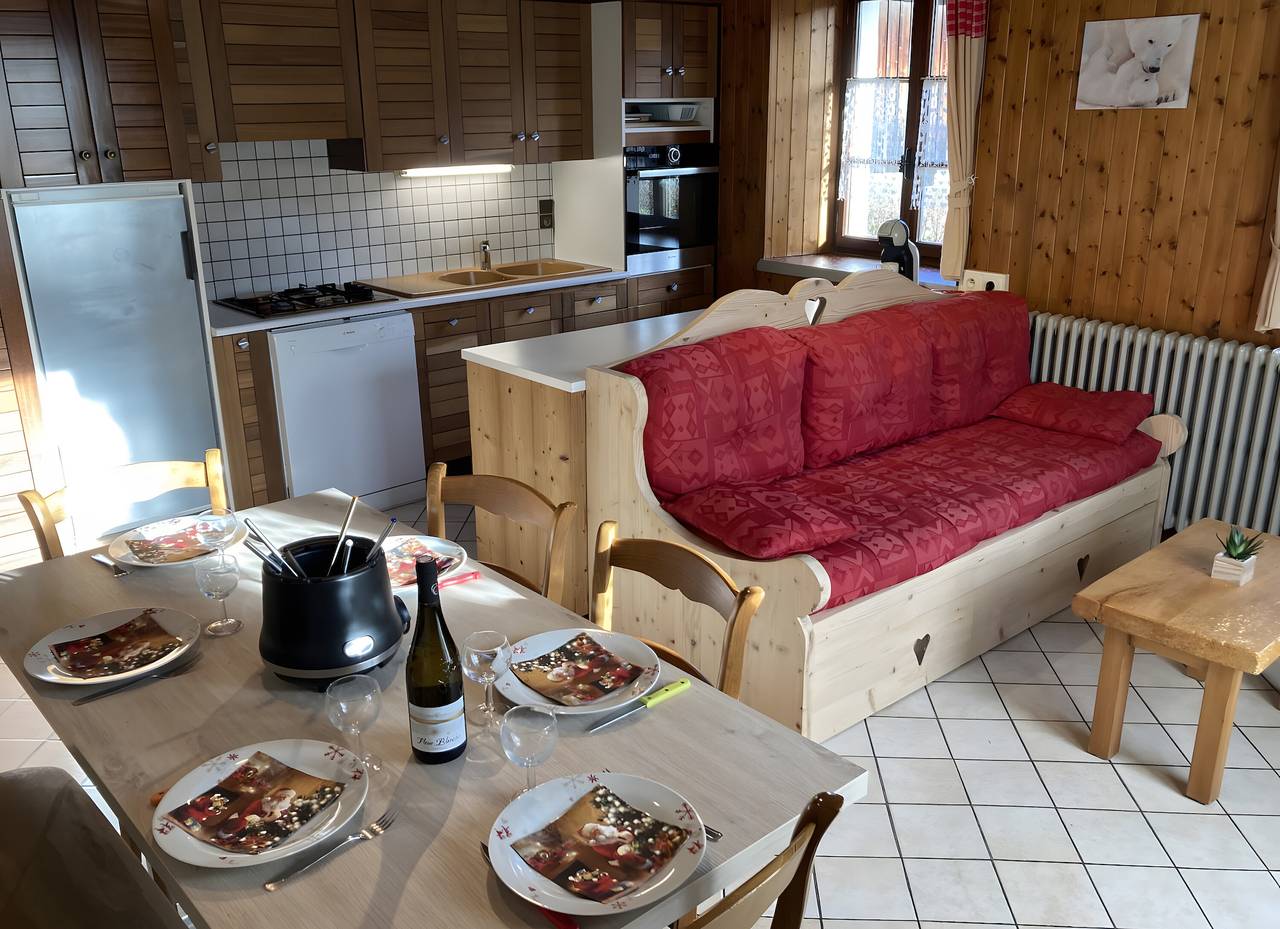 Apartamento entero, Apartamento 'Montcharvin' con vistas a la montaña, terraza privada y Wi-Fi in Praz-sur-Arly, Pays du Mont-Blanc