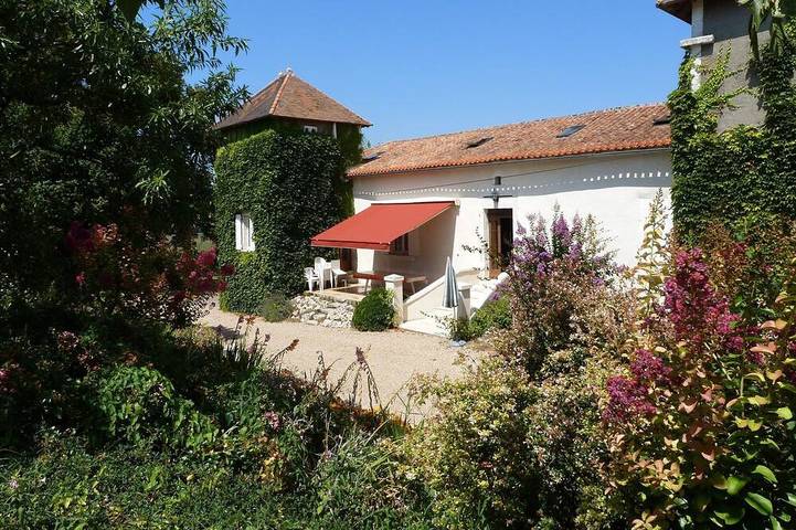 Location de vacances pour 17 personnes, avec Balcon/Terrasse ainsi que Terrasse et Jardin à Verteillac