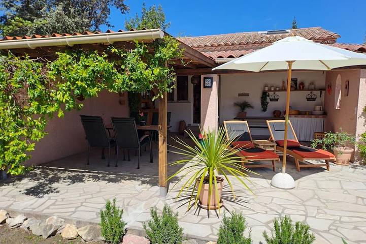 Location de vacances pour 3 personnes, avec piscine et jardin, animaux acceptés à La Livinière