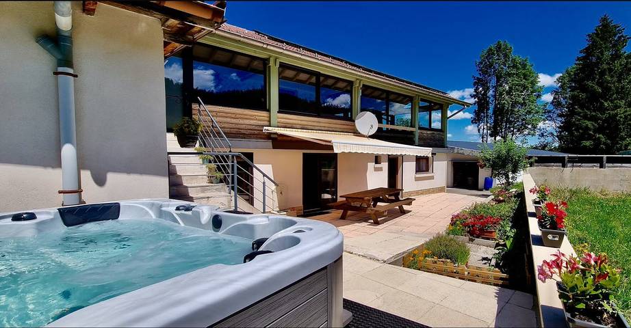 Gîte pour 8 personnes, avec jacuzzi ainsi que jardin et terrasse dans Viry (Jura)