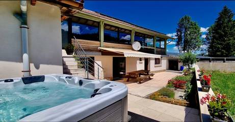 Gîte pour 8 personnes, avec jacuzzi ainsi que terrasse et jardin dans Viry (Jura)