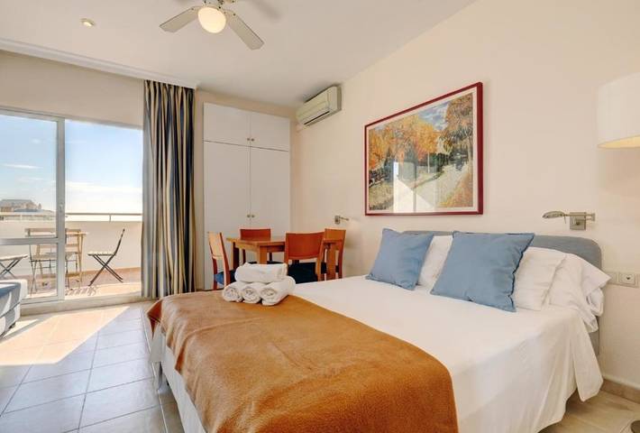Entire studio, 'Benal Beach Seaview Studio 065' with Shared Pool & Wi-Fi in Torrequebrada, Benalmádena