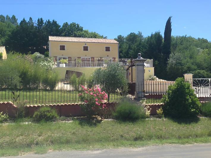 Gîte pour 6 personnes, avec piscine et jardin