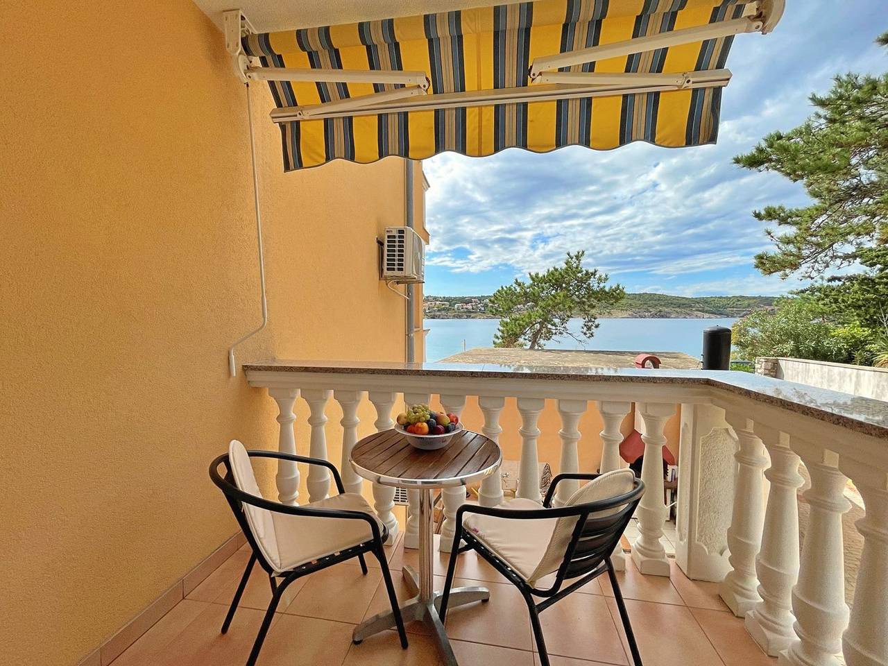 Apartamento entero, Apartment Villa Tiha - 10 m from the beach, sea view, balcony, seafront, private parking in Silo (Krk), Krk (isla)