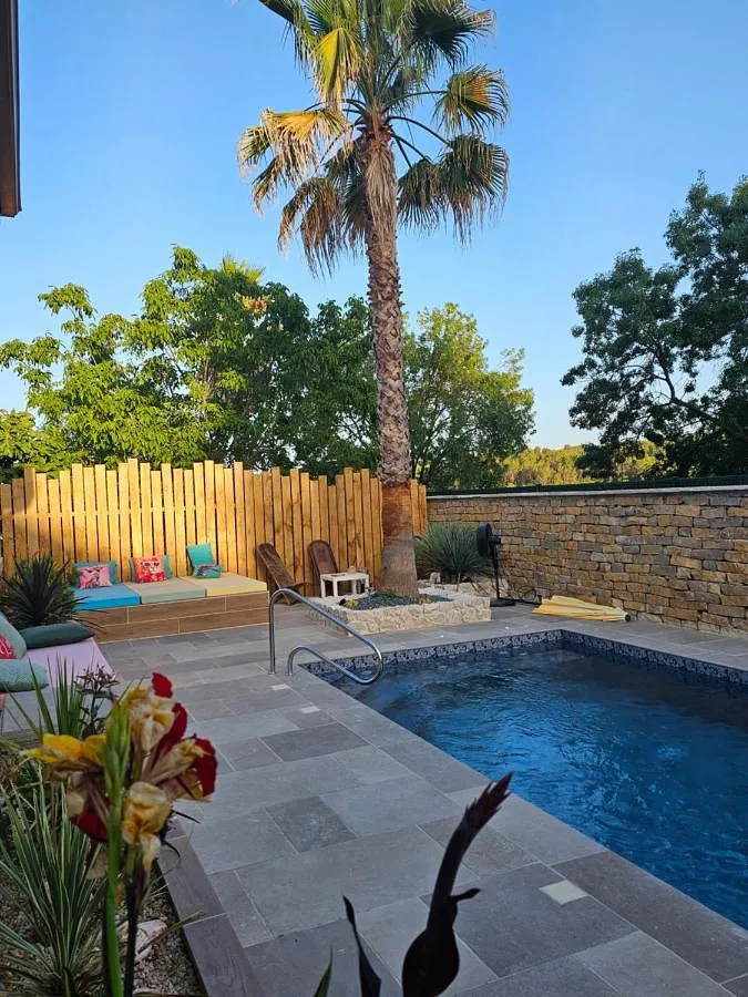 Chalet para 7 personas, con vistas además de jardín y piscina - 1