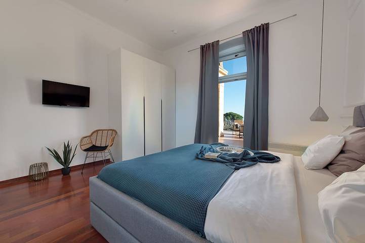 Appartement entier, Appartement de luxe avec belle terrasse vue mer: à 50m de la mer, à pied de la ville in Plaža Lipovica, Opatija Riviera