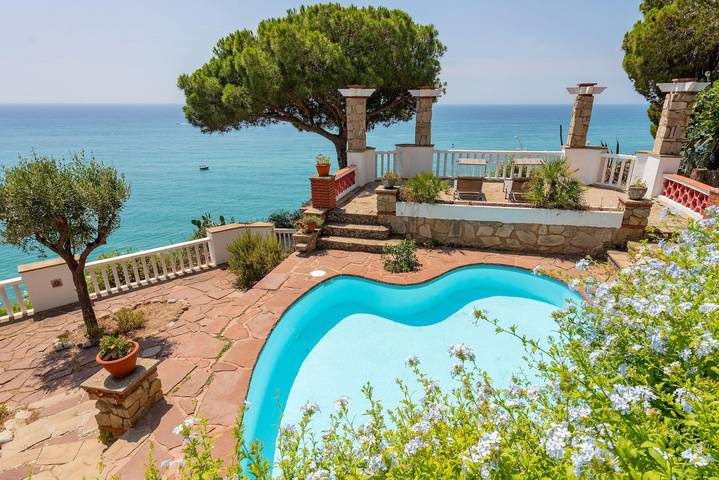 Villa for 6 people, with Ocean view and Balcony as well as Terrace and Garden in Costa Barcelona