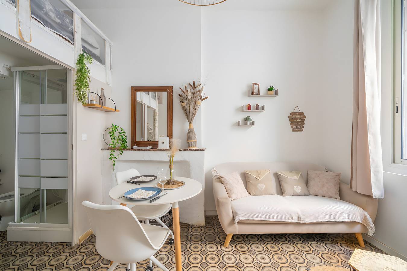 Appartement entier, Maison de vacances « Studio mezzanine cosy au centre » avec Wi-Fi in Beaucaire, Région de Nîmes