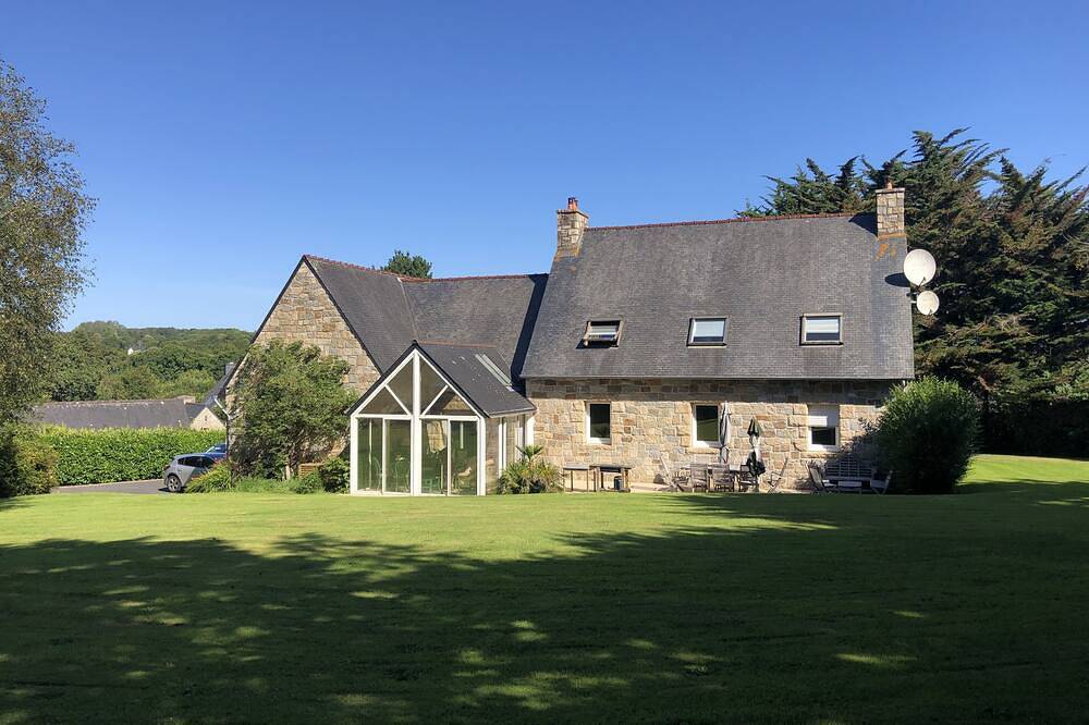 Charming traditional house ideally located in a quiet area near the beach in Saint-Quay-Perros, Rosa Granitküste