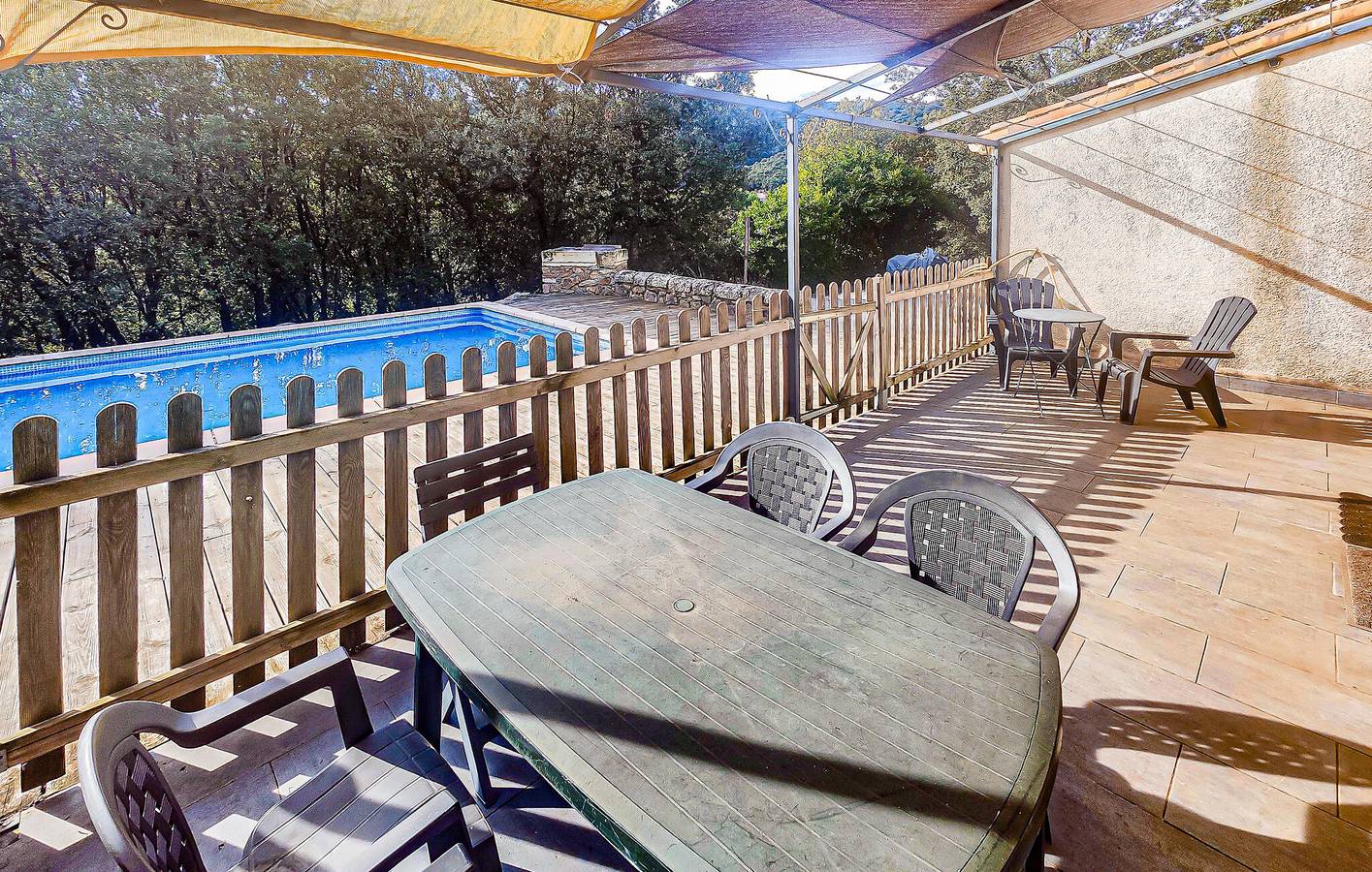 Appartement confortable avec piscine, Wi-Fi et parking - À 1,5 km du centre-ville in Ferrières-Poussarou, Région de Béziers