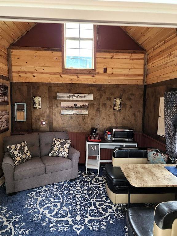 The Bunkhouse-within walking distance to Main Street Augusta in Lewis and Clark County