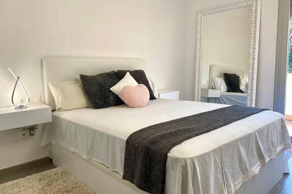 Villa con piscina privada y bbq a 15min playa in Llagostera, Costa Brava