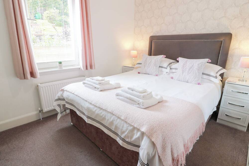 Simply Suite, pet friendly, with a garden in Castle Douglas in Loch Ken, Castle Douglas