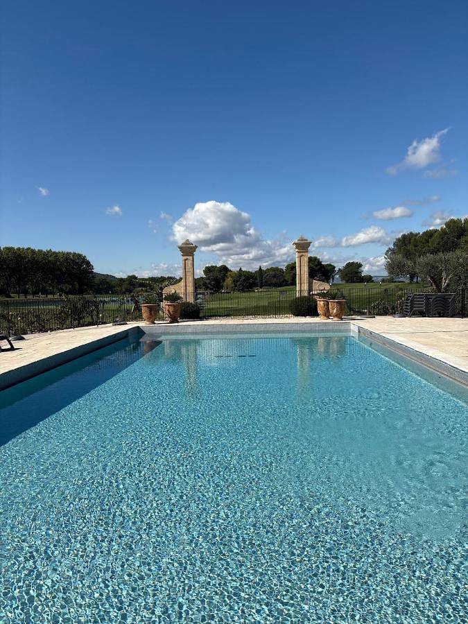 Location de vacances pour 4 personnes, avec Balcon et Terrasse ainsi que Piscine et Vue sur le lac à Mallemort
