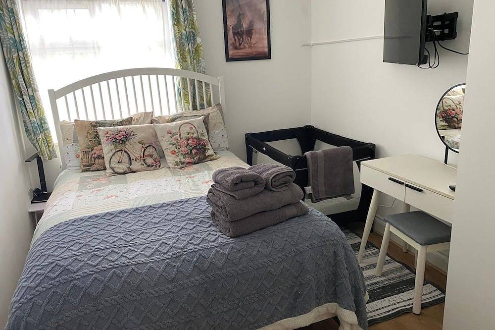 Entire apartment, Slough - Sleeps 3 - Petfriendly - Riverside - Bay in Slough, Berkshire