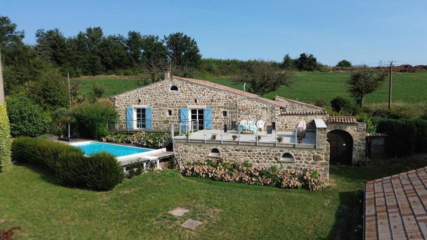 Location de vacances pour 10 personnes, avec balcon et vue ainsi que jardin et piscine à Colombier-le-Vieux - 2