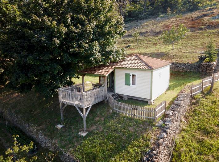 Chalet pour 5 personnes, avec jardin ainsi que terrasse et piscine