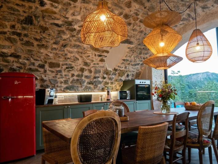 Location de vacances pour 14 personnes, avec Terrasse et Jardin ainsi que Piscine et Vue à Espinasses - 3
