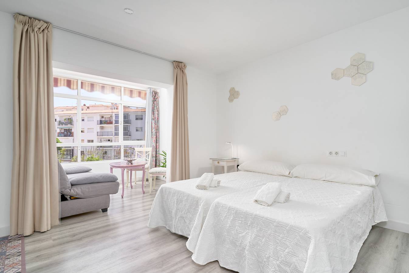 Gehele studio, Studio 'La Marina Nerja' met privéterras, draadloos internet en airconditioning in Nerja Centre, Nerja