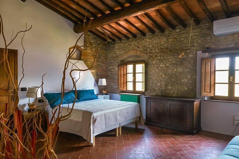 La Quercia, apartment with garden for 6/8 people  in the heart of Chianti in Montespertoli, Chianti