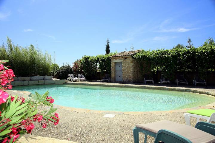 Gîte pour 8 personnes, avec jardin ainsi que piscine et terrasse