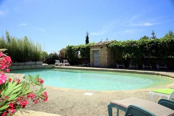 Gîte pour 8 personnes, avec terrasse ainsi que jardin et piscine à Villedieu