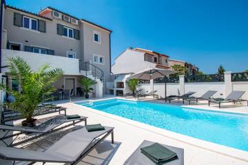 Ferienhaus für 10 Personen, mit Balkon und Pool in Banjole