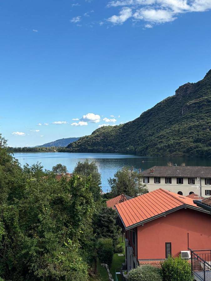 Ferienhaus für 6 Personen, mit Balkon und Terrasse sowie Garten und Seeblick