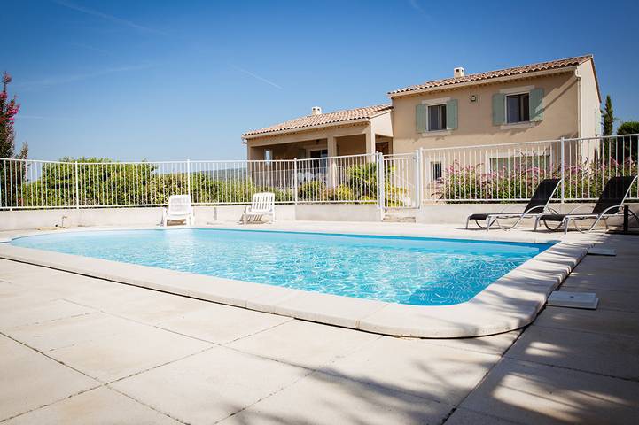 Gîte pour 6 personnes, avec terrasse ainsi que piscine et jardin