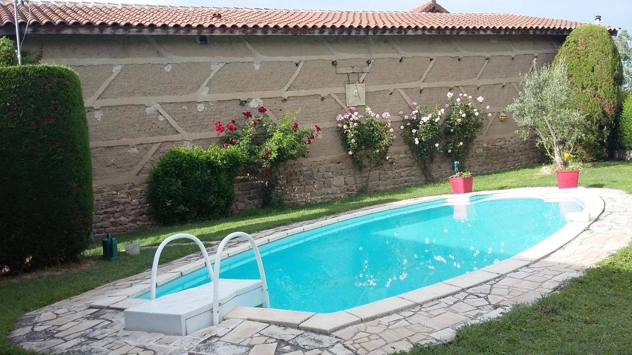 Appartement entier, Two-Bedroom Apartment in Valeille, Montbrison