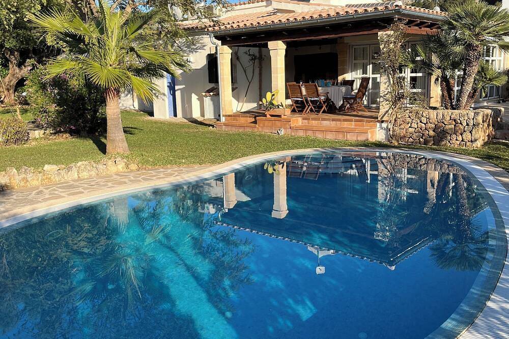 Villa Casa Blanca in a very quiet location - 350 meters to the sea in Bonaire, Alcúdia