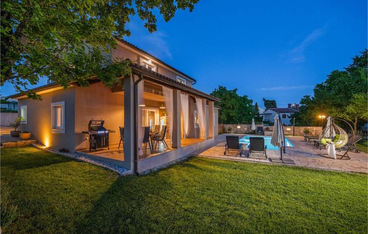 Gemütliche 240 m² große Ferienwohnung mit Pool, WLAN und Parkplatz in der Nähe von Krnica und der Küste in Krnica, Marčana