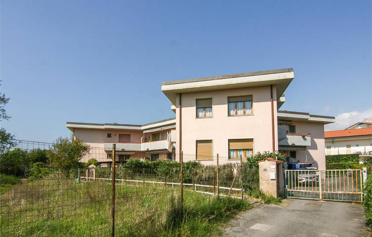 Appartement de vacances entier, Appartement confortable à 1,5 km de la plage : 2 chambres avec jardin et terrasse in Massa (Italie), Riviera Italienne