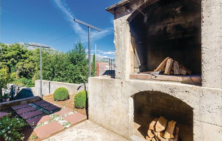 Entire holiday apartment, Cozy 2km from Beach: WiFi, A/C, Parking, Terrace & Kitchen Included! in Općina Župa dubrovačka, Dubrovnik-Neretva