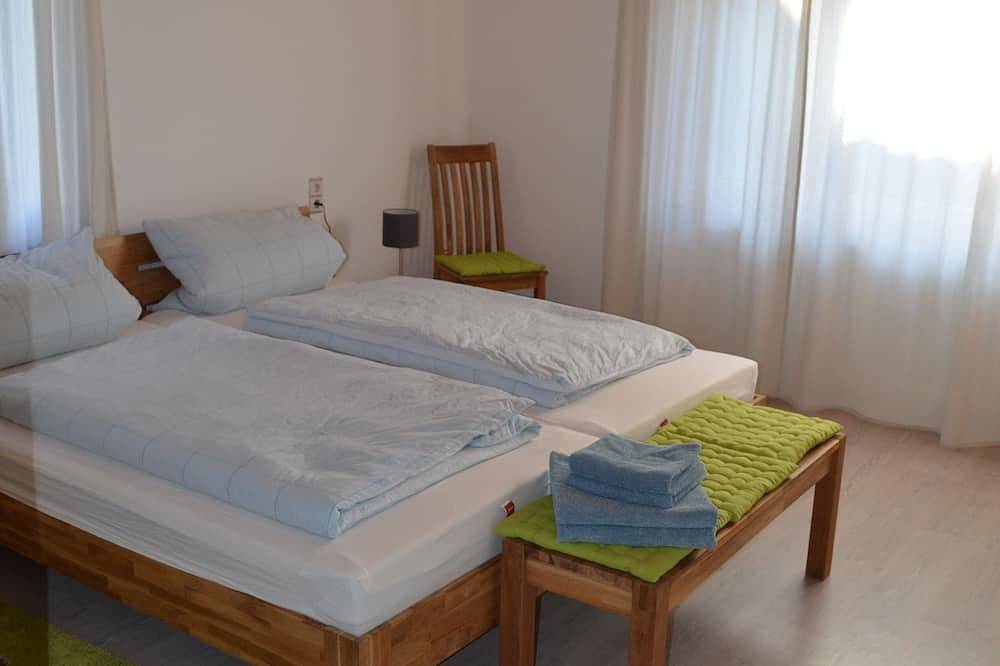 Ganze Wohnung, Sehr ruhige, helle Ferienwohnung (in zentraler Ortskernlage) in Michelau in Oberfranken, Oberes Maintal - Coburger Land