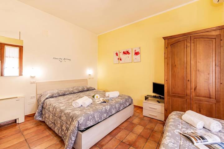 Apartamento entero, Apartment Melograno Shared Pool for 3 pax in Castiglione del Lago, Lago Trasimeno