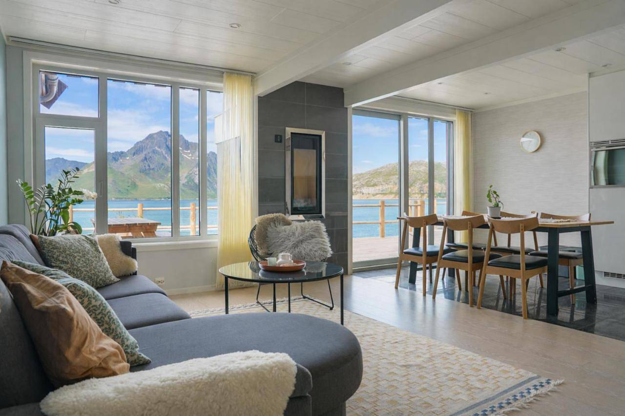 Modern seafront cabin with sauna 8 mins to Leknes in Vestvågøy