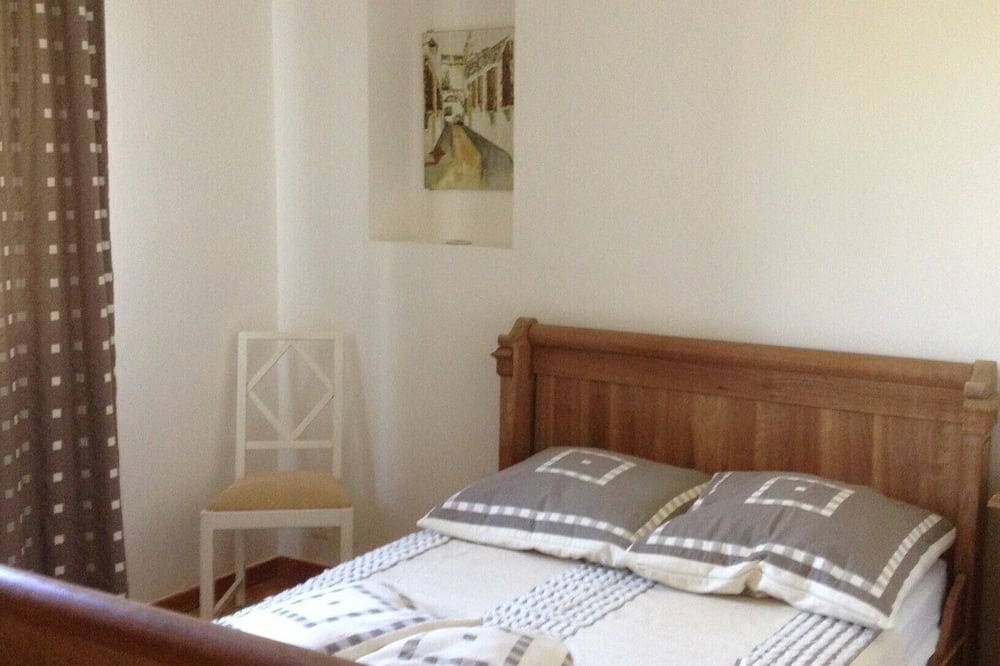 Charming house in Provence, peaceful setting amidst vineyards, swimming pool and tennis court in Bellegarde, Nimes region