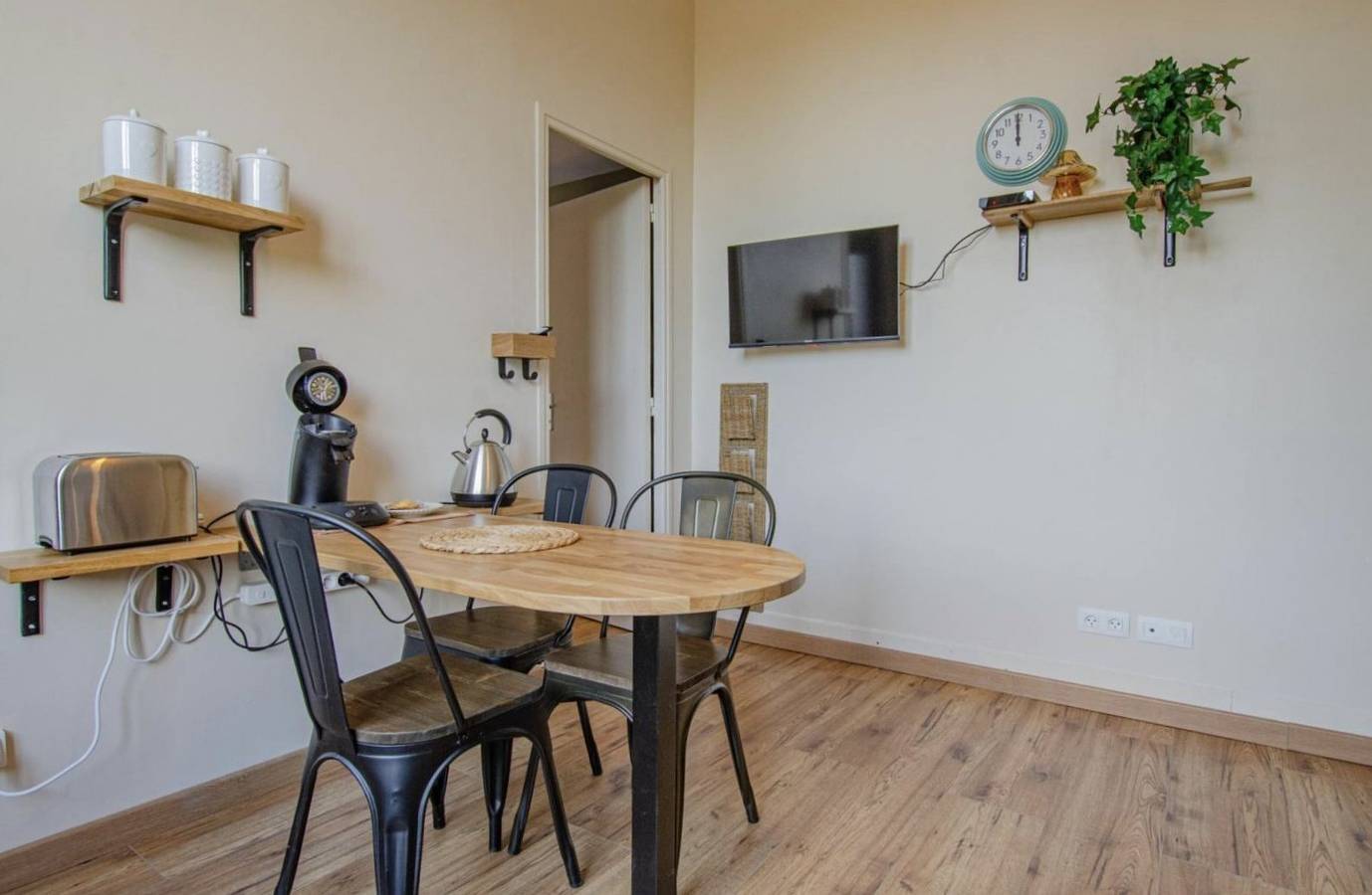 Appartement entier, 4 logements pouvant accueillir jusqu'à 18 personnes avec parkings in Sainte-Savine, Aube