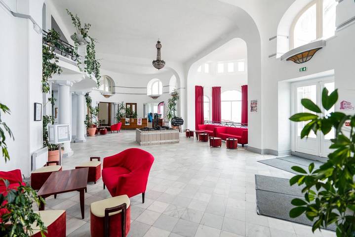 Hôtel pour 6 personnes, avec sauna et terrasse, adapté aux familles à Saint-Aventin - 4