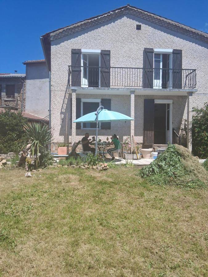 Location de vacances pour 4 personnes, avec jardin et terrasse ainsi que vue et piscine, animaux acceptés à Échandelys - 2