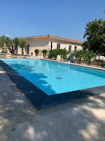Gîte pour 10 personnes, avec piscine ainsi que jardin et vue à Aigremont